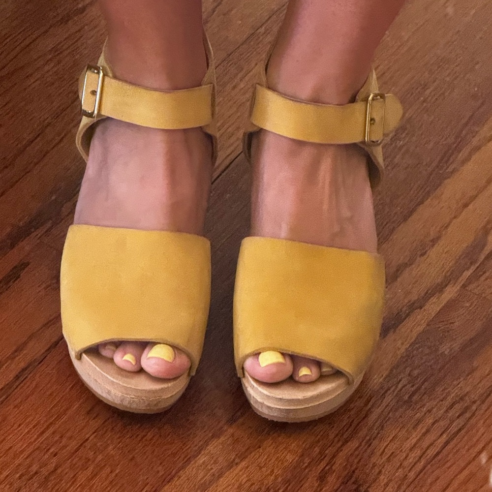 Bryr Clogs Chartreuse Yellow Spanish Toe Mid Heel